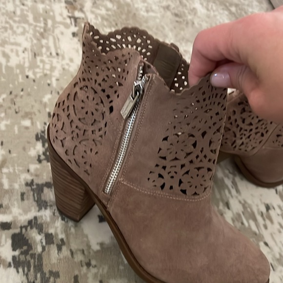 Beautiful booties - Picture 6 of 6